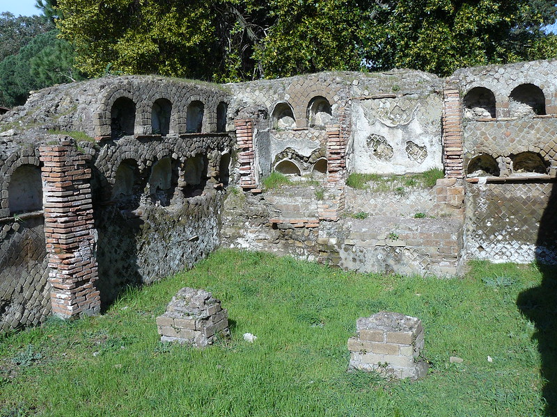 Modern Lazio İtalya'sı yakınlarındaki Ostia Antica nekropolünde mezar çömlekleri için nişler bulunan mezarlar.