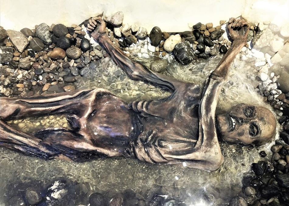 Buzul adam Ötzi'nin gerçekçi bir kopyası sergileniyor.
