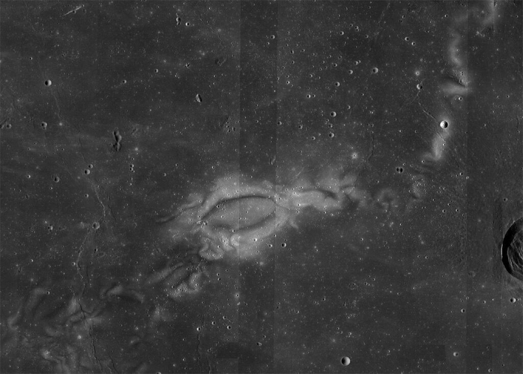 Lunar Reconnaissance Orbiter'dan alınan görüntülerden oluşan mozaik, Ay girdabı Reiner Gamma'yı gösteriyor.