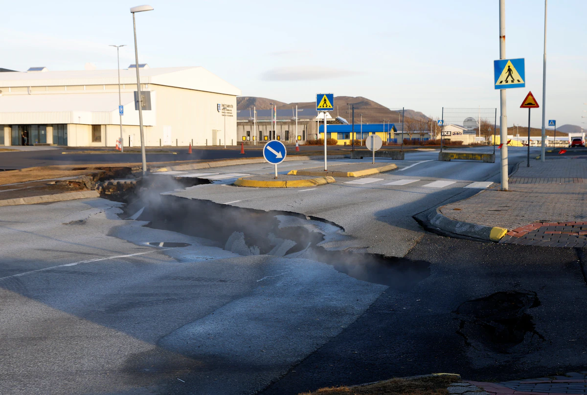 İzlanda'nın Grindavik kasabası yakınlarındaki sismik hareketliliğin ardından Pazartesi günü bir yoldaki çatlaktan buhar yükseliyor.