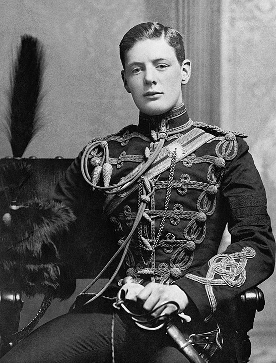 Churchill 1895'te Aldershot'ta 4. Kraliçe'nin Süvarileri'nin askeri üniformasını giyerken.