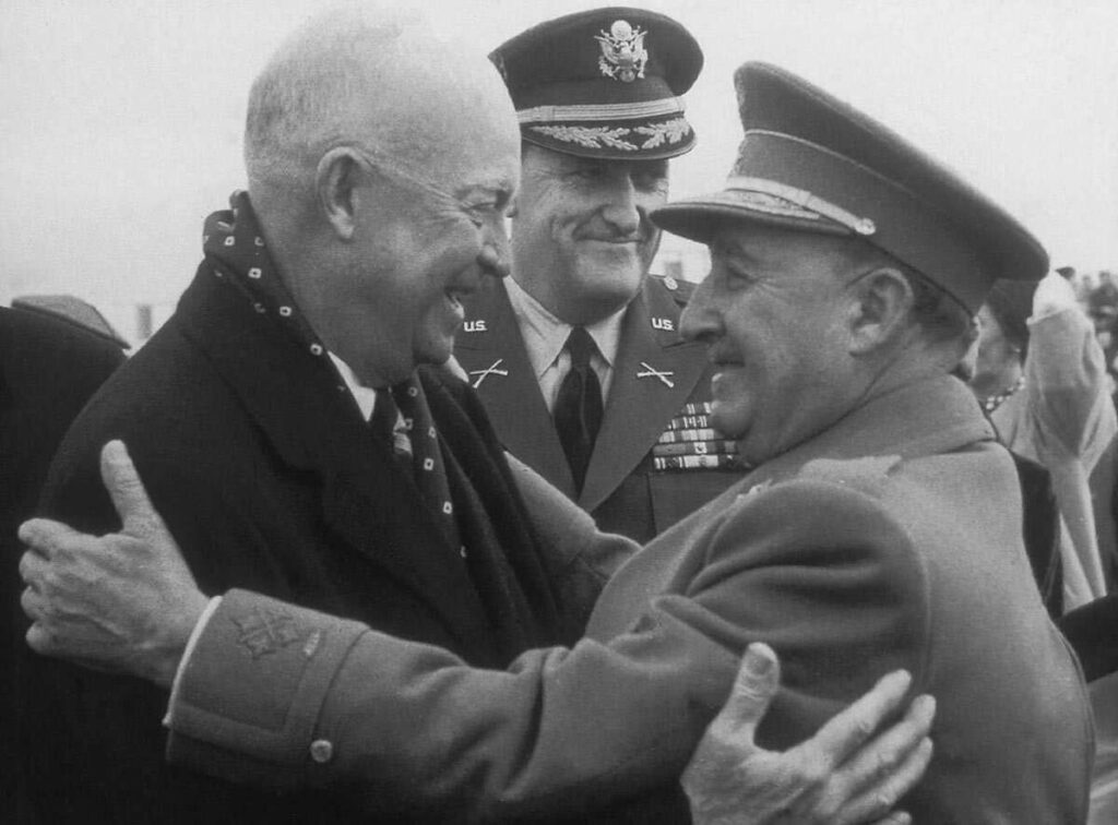 1959 tarihli, Dwight Eisenhower (solda) ve Francisco Franco (sağda) tarafından imzalanmış gazete, AbeBooks aracılığıyla