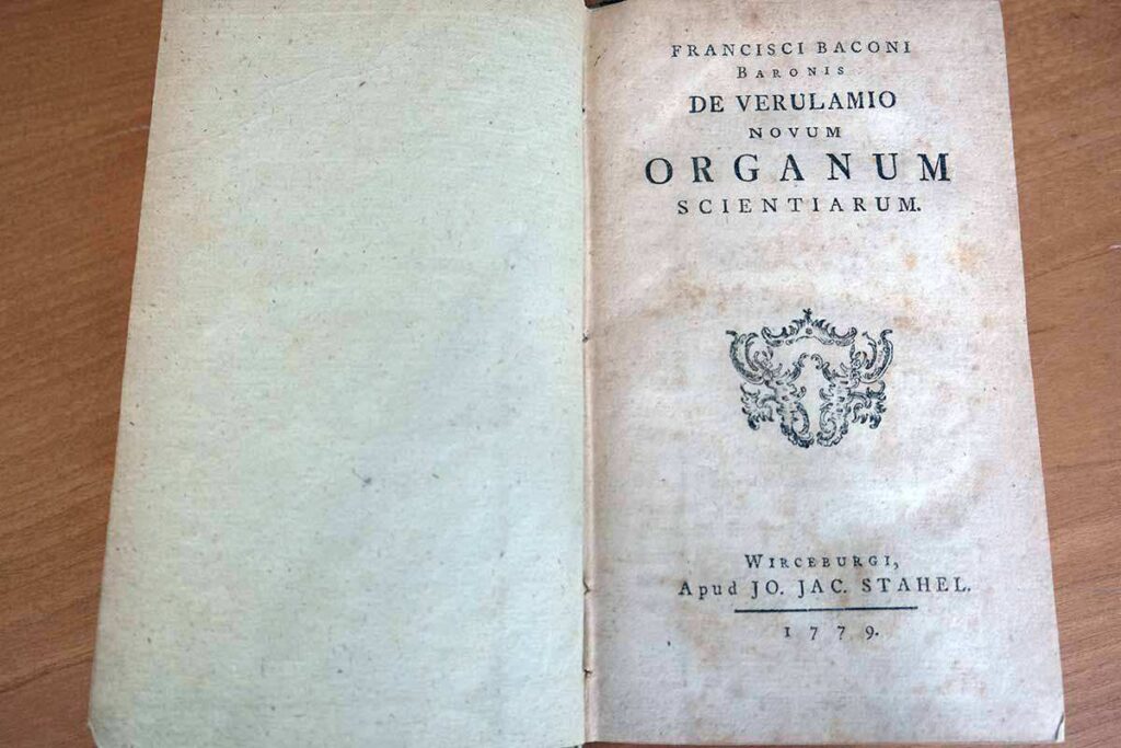 Bacon'ın Novum Organum adlı eserinin (1620'de yayımlanmıştır) 1779 tarihli bir kopyasının ön sayfası. Wikimedia Commons.