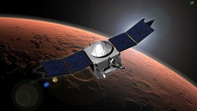 MAVEN'in Mars yörüngesinde süzülüşünü gösteren bir illüstrasyon. (NASA)