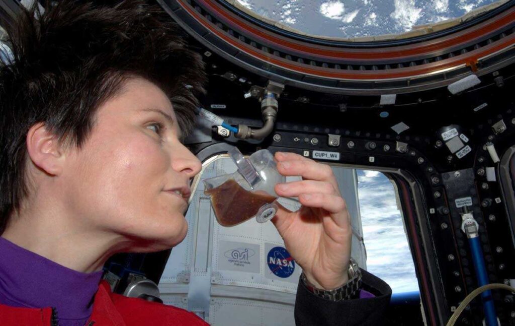 Astronot Samantha Cristoforetti UUİ'de espresso içerken
