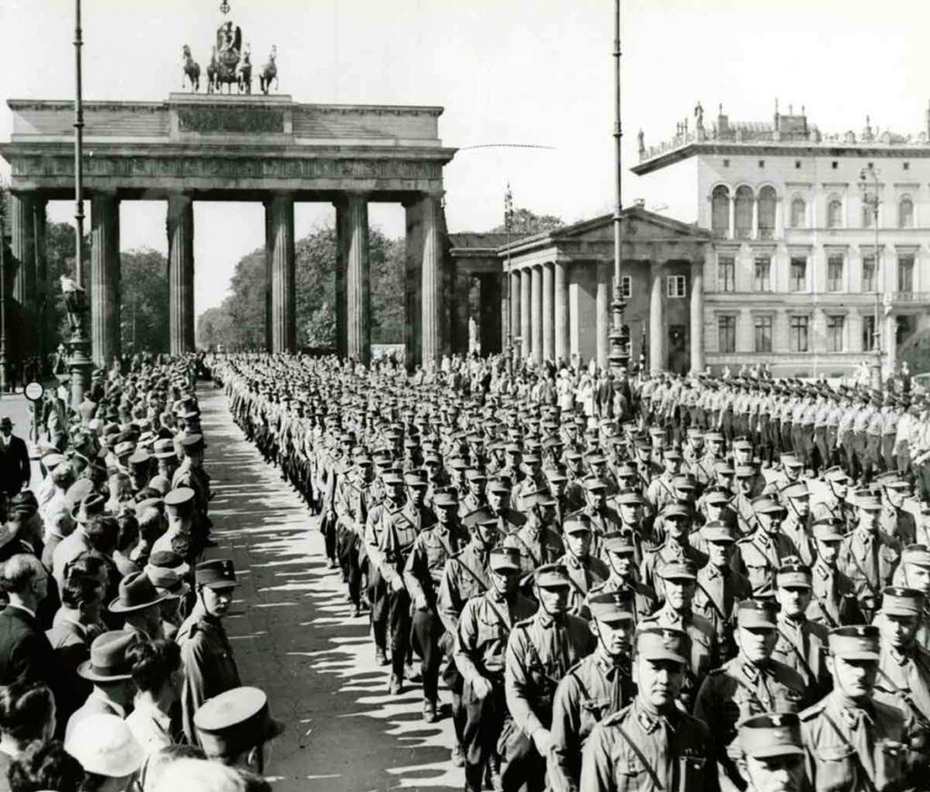 Brandenburg Tor'da SA geçit töreni, Berlin, 1934. 
