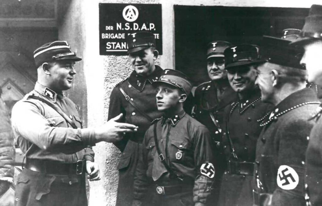 Ernst Röhm bir grup Sturmabteilung üyesine sesleniyor