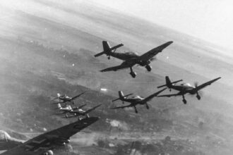 Stuka bombardıman uçakları Stalingrad üzerinde dalış yapıyor