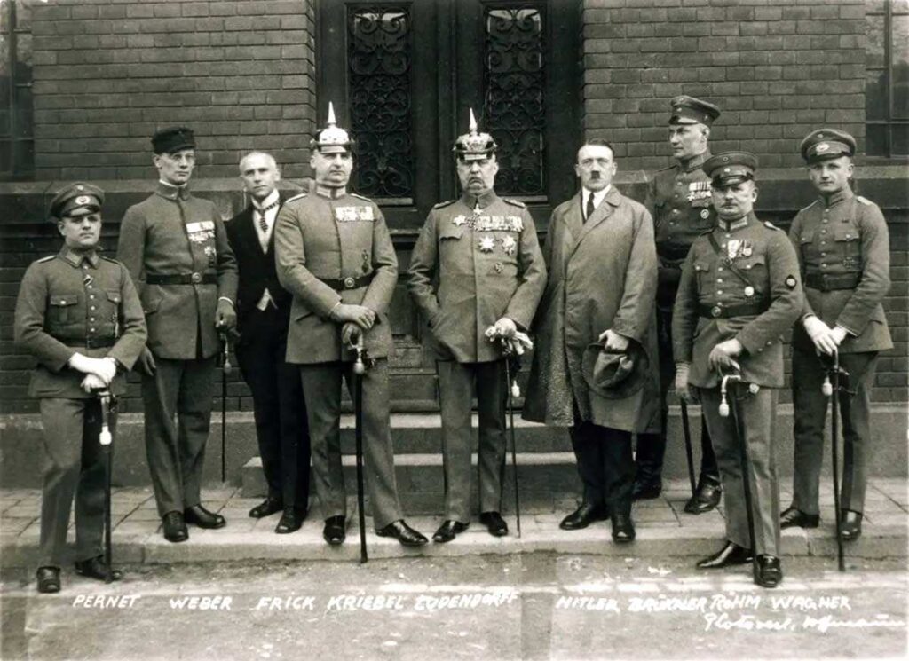 Adolf Hitler ve suç ortakları duruşma sırasında Birahane Darbesi