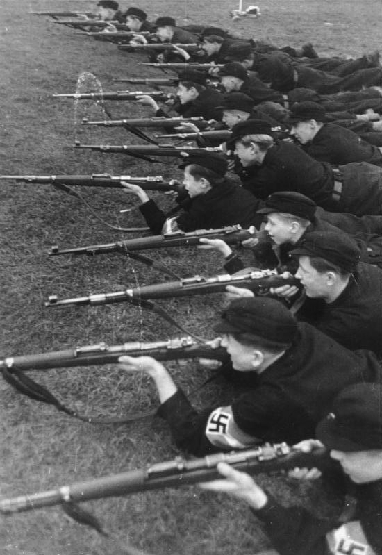 Hitler Gençliği tüfek talimlerinde