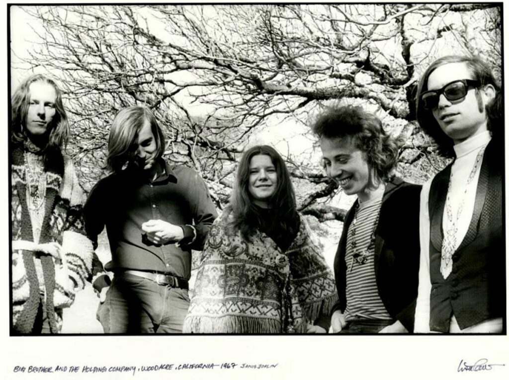 Janis Joplin (ortada) Big Brother and The Holding Company grup arkadaşlarıyla 