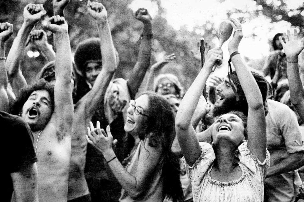 Woodstock Müzik Festivali'nde dans eden insanlar