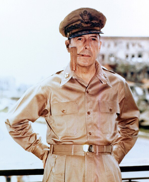 Kara Kuvvetleri Komutanı Douglas MacArthur