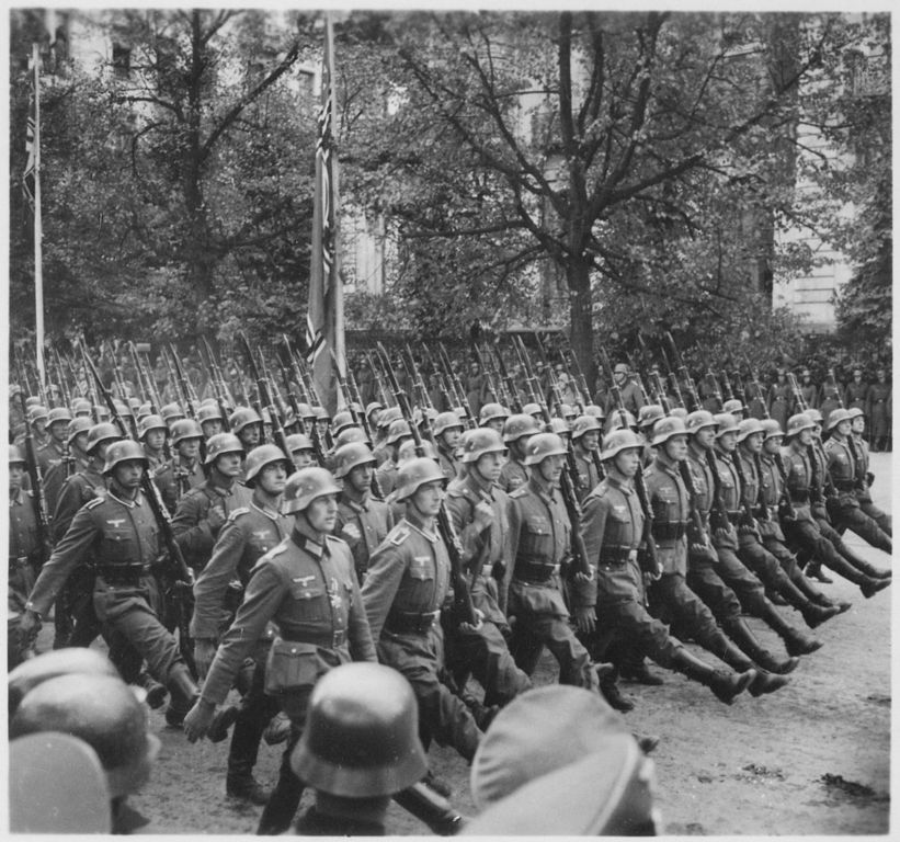 Alman birlikleri Varşova'da yürürken