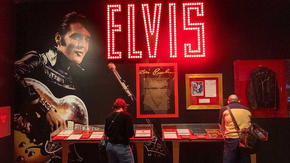 Rock n 'Roll Hall of Fame'deki Elvis sergisinin bir parçası.