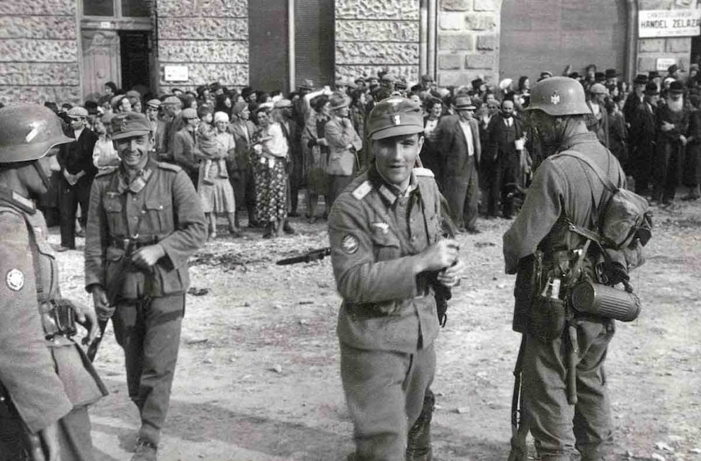 Sanok, Polonya'da bir grup Yahudi'yi gözetleyen Alman askerleri