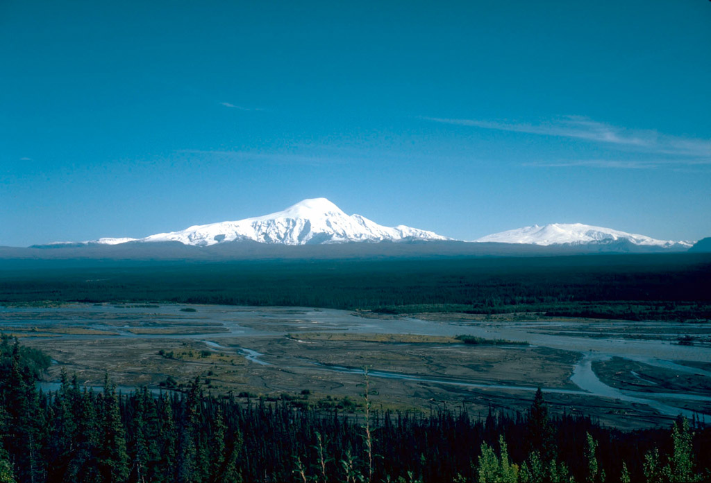 1980'de Sanford Dağı (solda) ve Wrangell Dağı