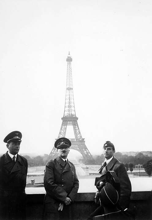 Hitler, Speer (solda) ve heykeltıraş Arno Breker ile 1940'ta Paris'te