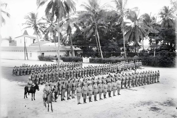 Alman Doğu Afrikası'nda (Deutsch-Ostafrika) sefere hazır bir Askari bölüğü