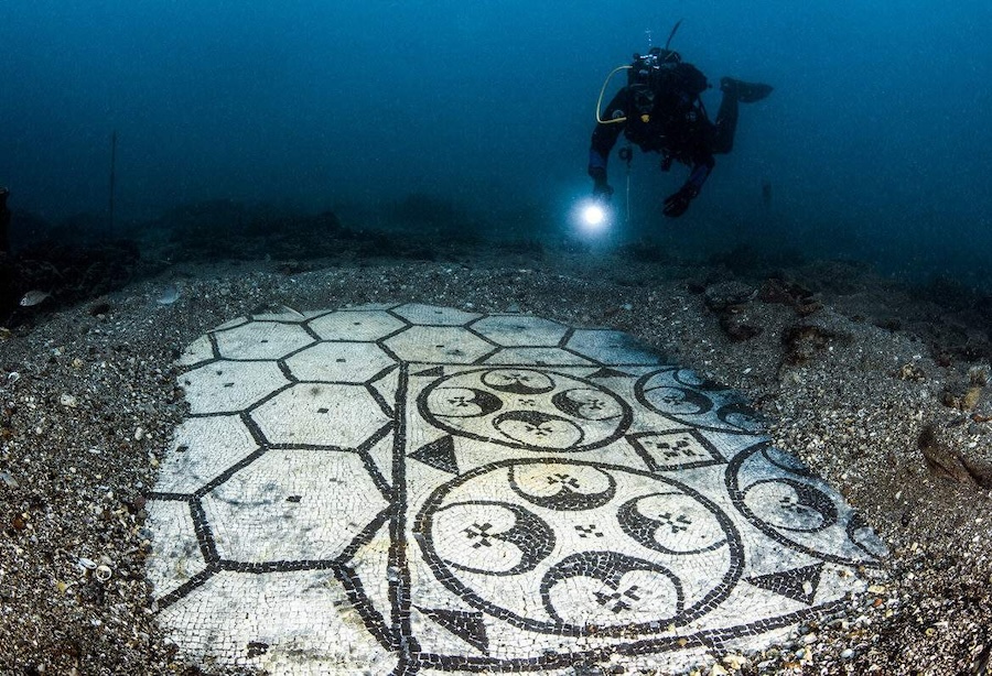 Baia Arkeolojik Deniz Parkı'nda tüplü dalgıç.