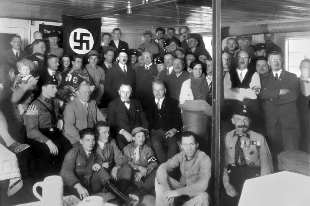Hitler, Aralık 1930'da Nazi Partisi üyeleriyle birlikte