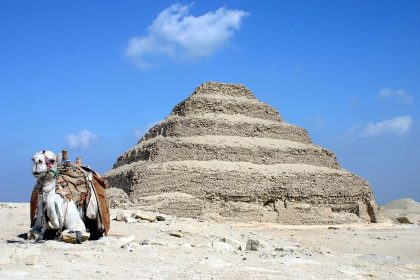 Zoser'in Sakkara'daki basamaklı piramidi