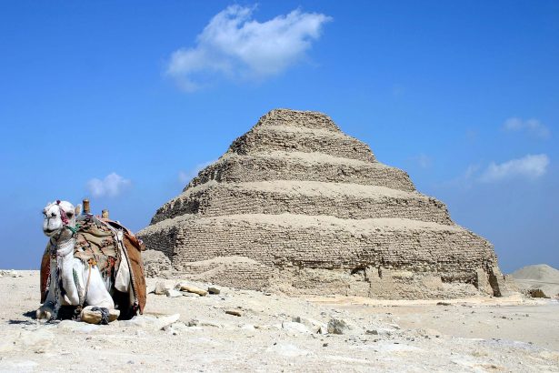 Zoser'in Sakkara'daki basamaklı piramidi