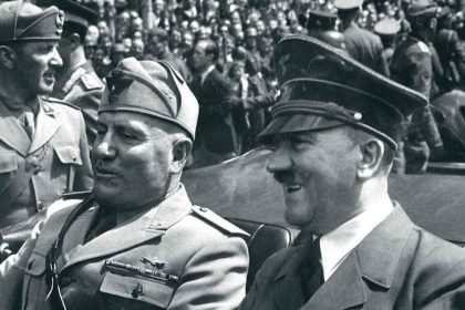 Adolf Hitler 1943 yılında Benito Mussolini'yi