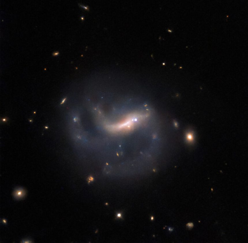 Hubble görüntüsü LEDA 857074