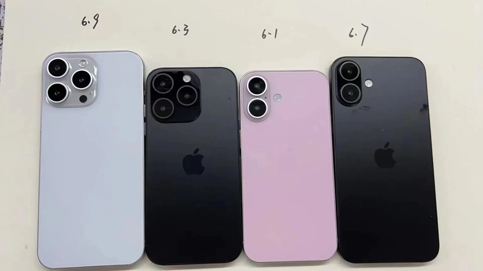 Maket iPhone 16 Modelleri Yan Yana