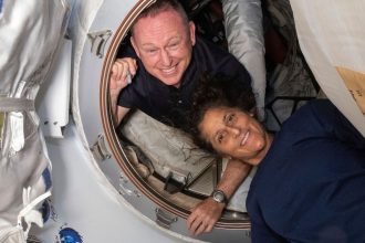 NASA'nın Boeing Mürettebat Uçuş Testi astronotları Butch Wilmore ve Suni Williams