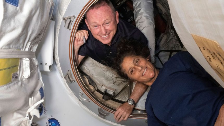 NASA'nın Boeing Mürettebat Uçuş Testi astronotları Butch Wilmore ve Suni Williams