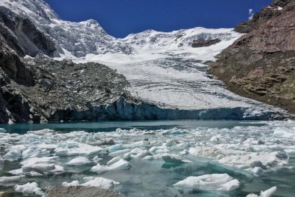 Peru'daki Queshque buzulu küresel ısınma nedeniyle geri çekiliyor