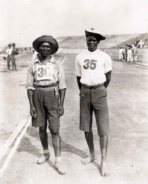 1904 Olimpiyat Maratonu katılımcıları, Len Tau (solda) ve Güney Afrika'nın Tswana kabilesinden Jan Mashiani