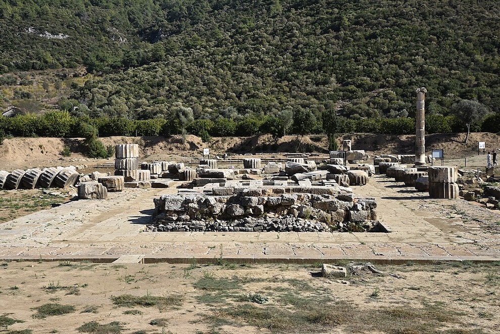 Dorik Apollon Tapınağı kalıntılarının güneyden görünümü, Klaros, İyonya, Türkiye