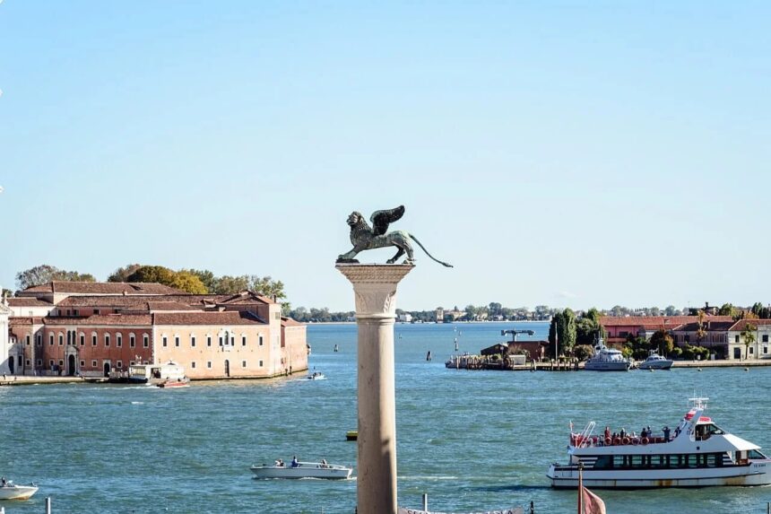 Venedik, San Marco Meydanı'ndaki sütununda aslan